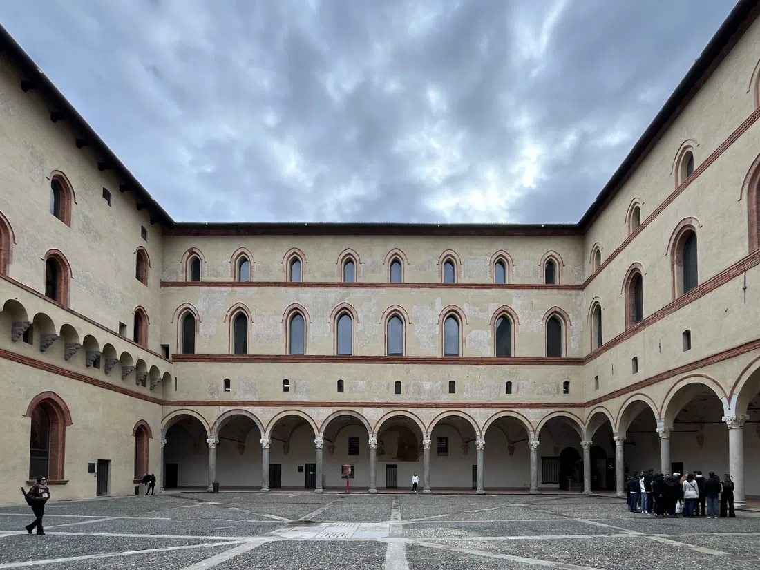 Cortili e Fossato del Castello Sforzesco, Milano